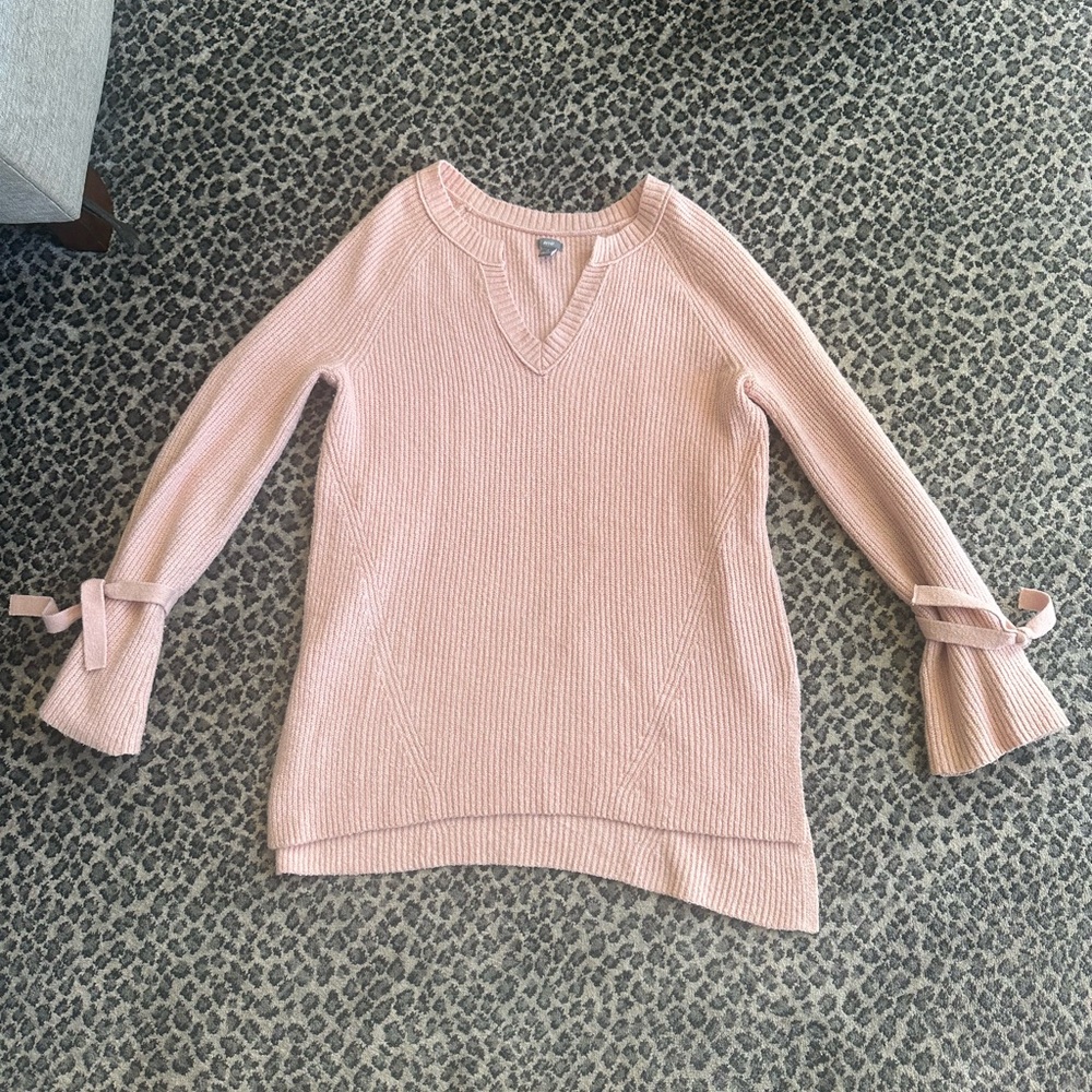 Light pink v-neck Aerie sweater with ties on sleeves.